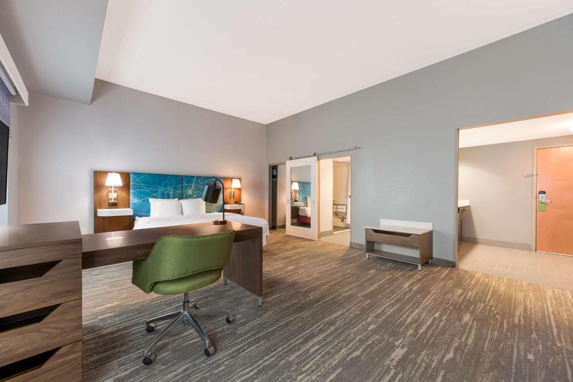 Hampton Inn & Suites Charlotte-Airport Bagian luar foto