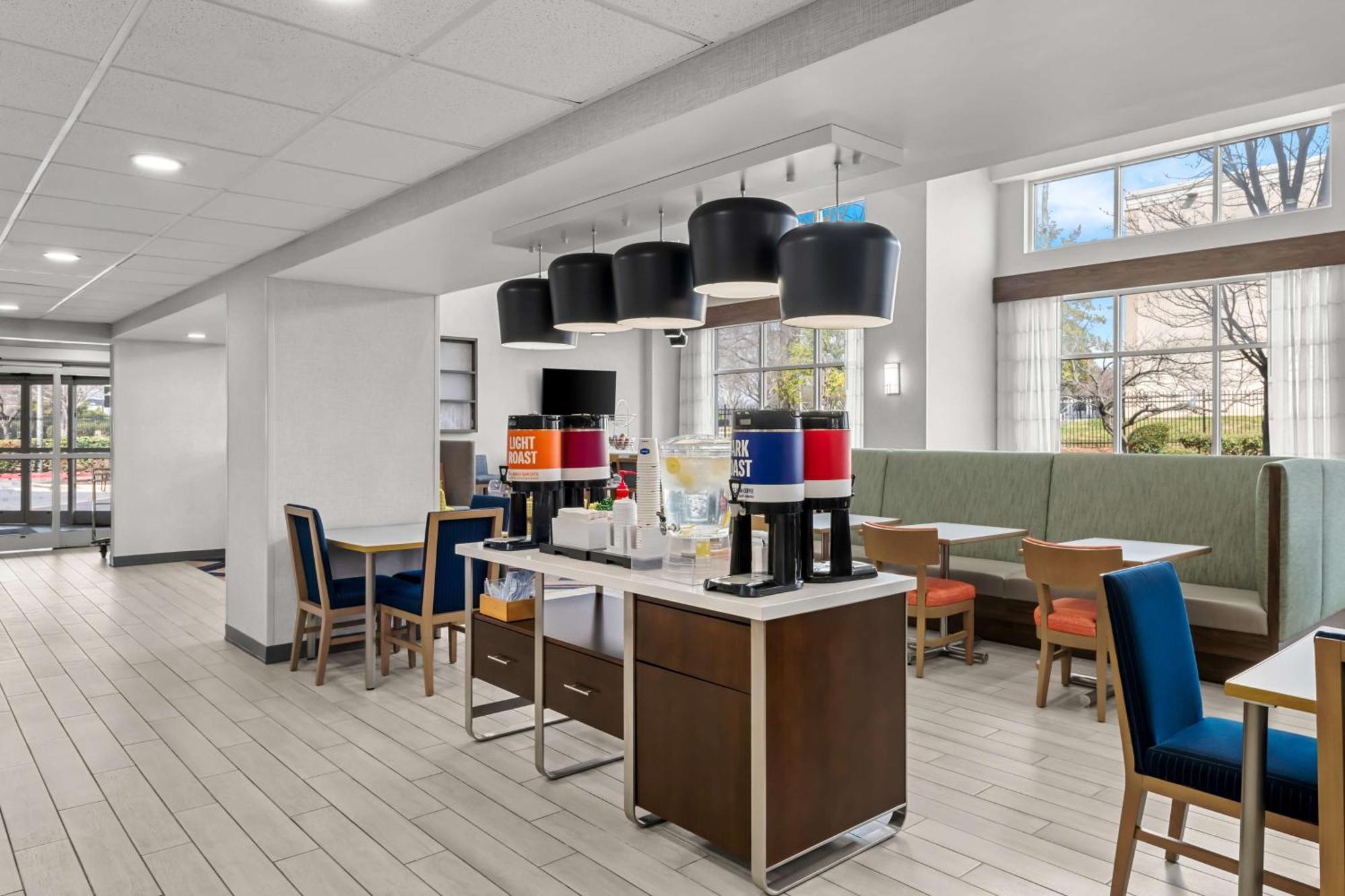 Hampton Inn & Suites Charlotte-Airport Bagian luar foto