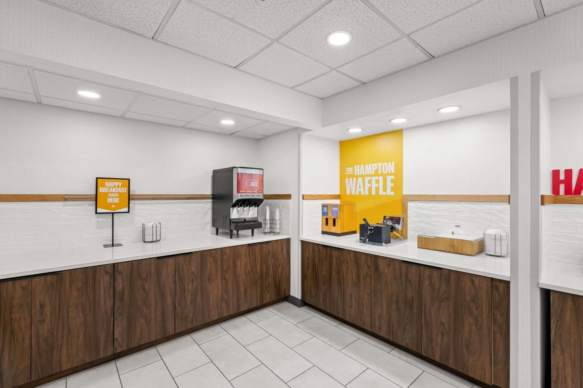 Hampton Inn & Suites Charlotte-Airport Bagian luar foto