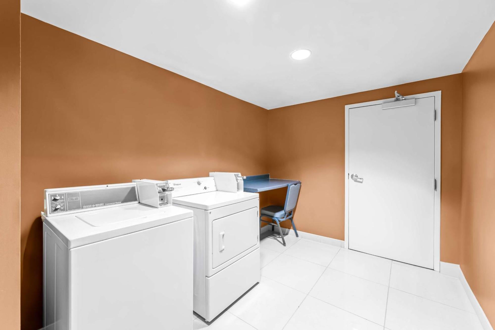 Hampton Inn & Suites Charlotte-Airport Bagian luar foto