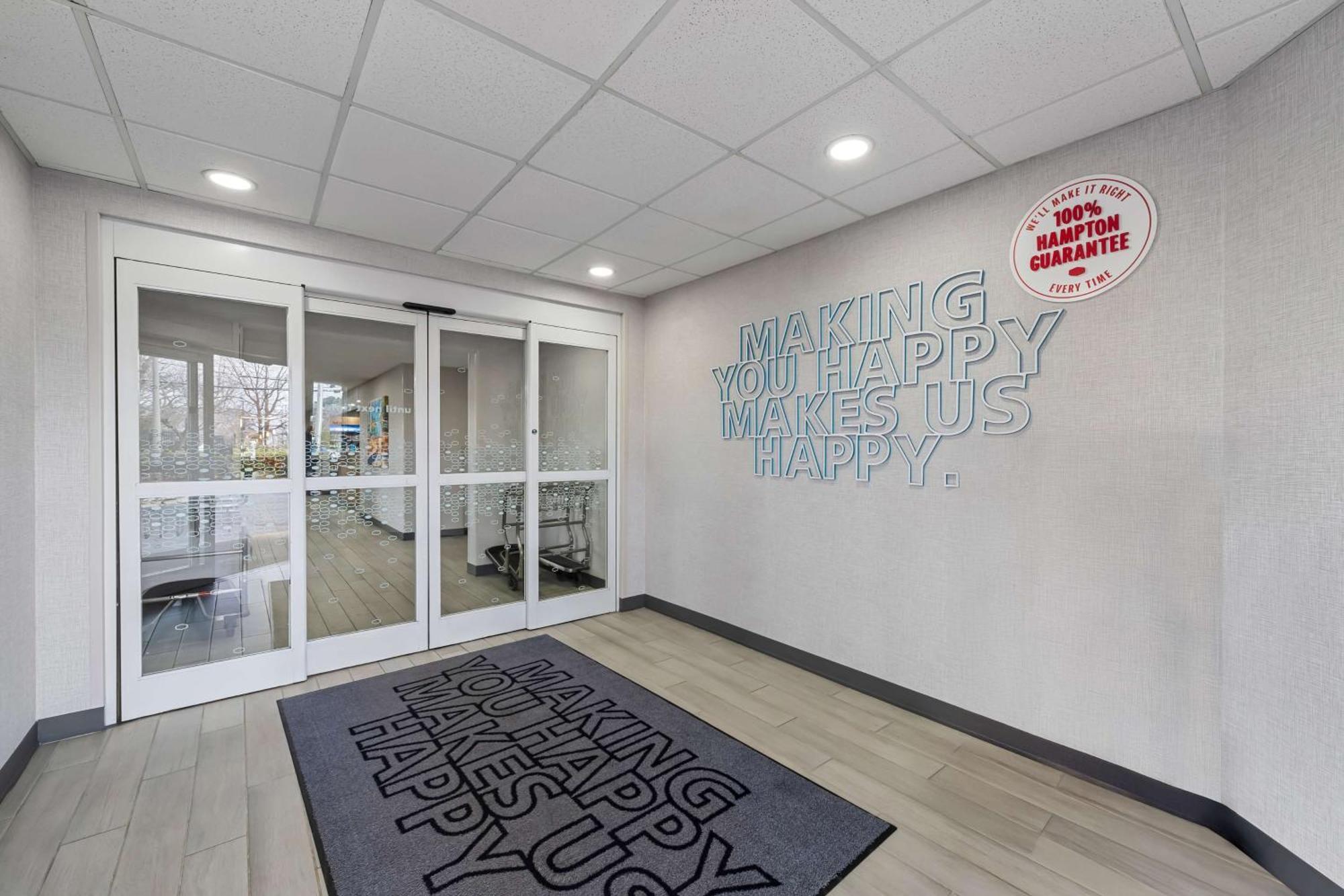 Hampton Inn & Suites Charlotte-Airport Bagian luar foto